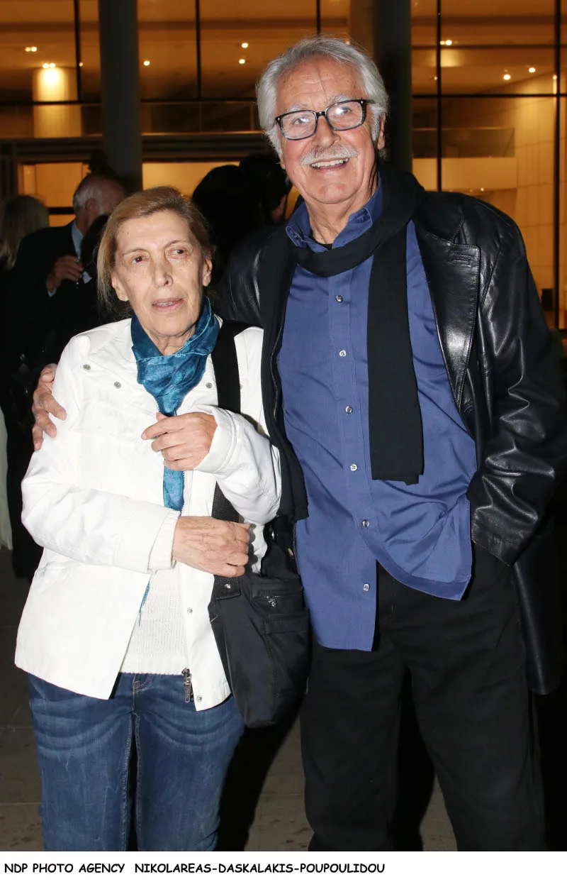 Η Ντίνα Κώνστα με έναν άνδρα σε βραδινή έξοδο.
