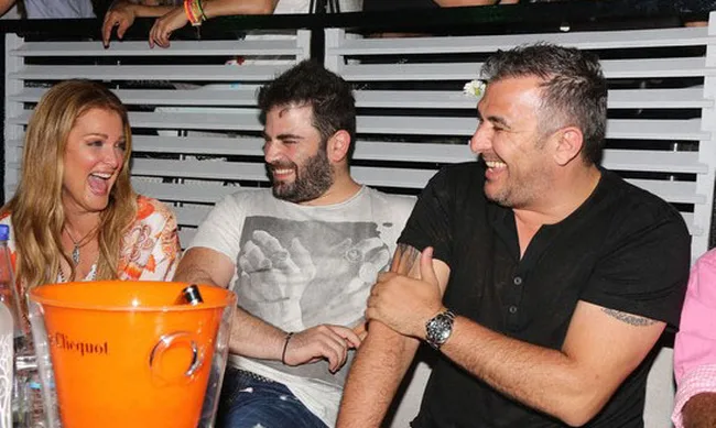 Ο Παντελής Παντελίδης γελάει με φίλους του σε νυχτερινή έξοδο.