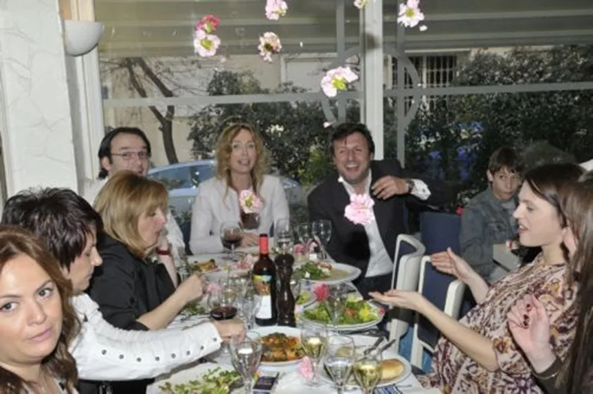 Η Ραμόνα Βλαντή σε τραπέζι με παρέα και τον πρώην σύζυγό της.