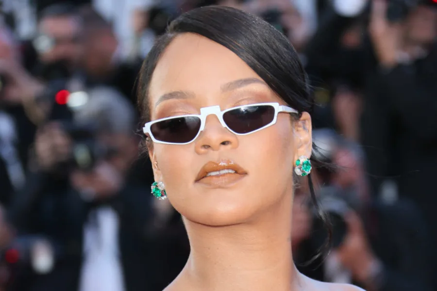 Η Rihanna με λευκά γυαλιά ηλίου και σμαραγδένια σκουλαρίκια