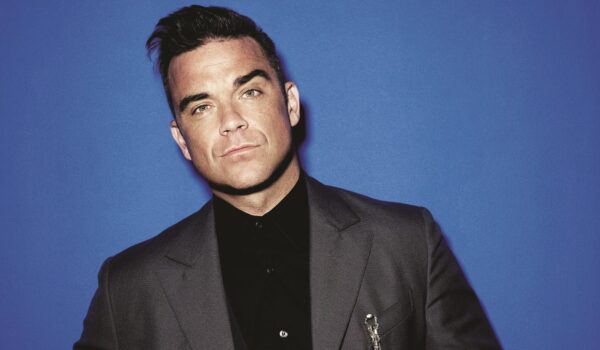 Robbie Williams: Έκανε τατουάζ στο στήθος του το πρόσωπό του;