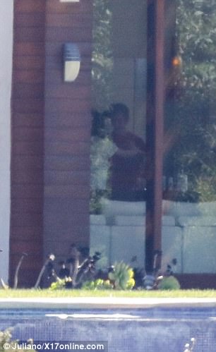 Ο Justin Bieber και η Selena Gomez μέσα από ένα παράθυρο
