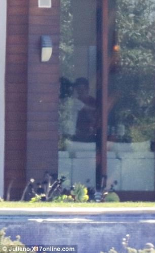 Ο Justin Bieber και η Selena Gomez σε εσωτερικό χώρο