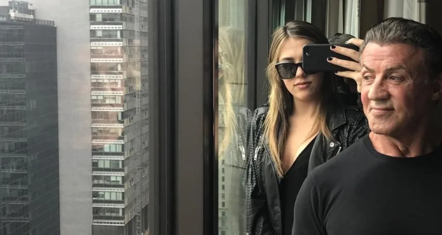 Ο Sylvester Stallone με την κόρη του Sistine Stallone σε selfie μπροστά από παράθυρο.