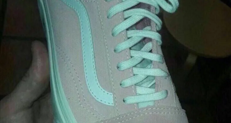 Ένα παπούτσι Vans που προκαλεί οπτική ψευδαίσθηση σχετικά με το χρώμα του.