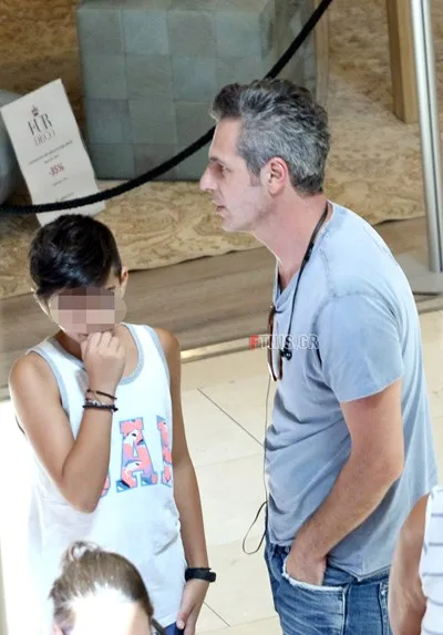 Ο Μάριος Αθανασίου με τον γιο του σε εμπορικό κέντρο.