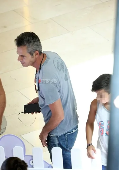 Ο Μάριος Αθανασίου με τον γιο του σε εμπορικό κέντρο.