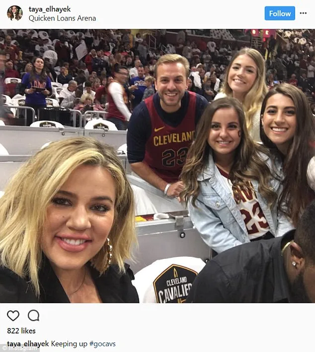 Η Khloe Kardashian βγάζει selfie με θαυμαστές σε γήπεδο μπάσκετ.