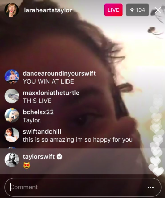 Στιγμιότυπο από Instagram Live όπου η Taylor Swift έχει αφήσει σχόλιο με emoji.