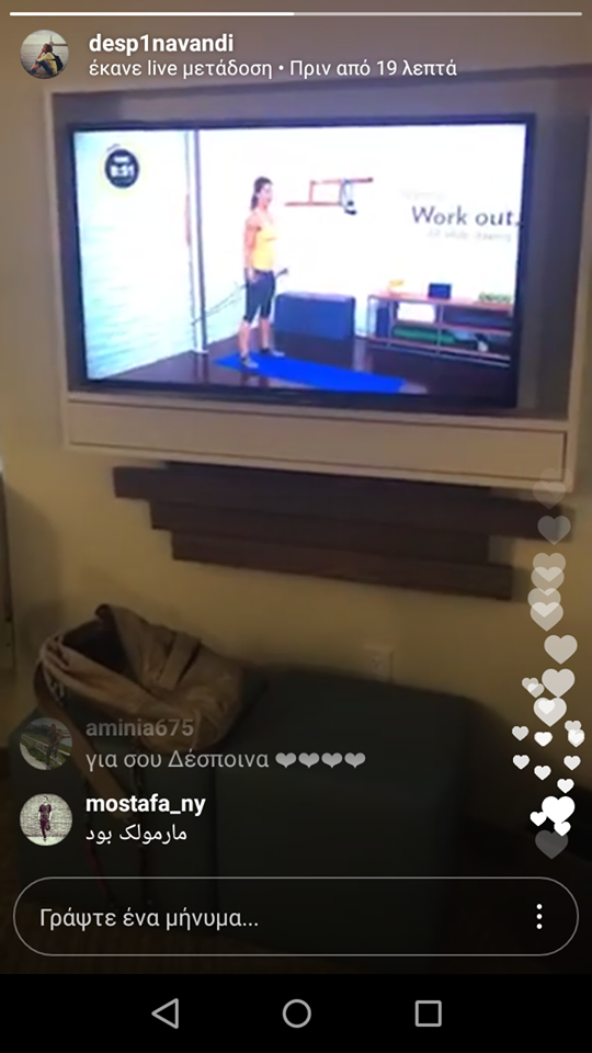 Στιγμιότυπο από Instagram live της Δέσποινας Βανδή που δείχνει τηλεόραση με πρόγραμμα γυμναστικής.