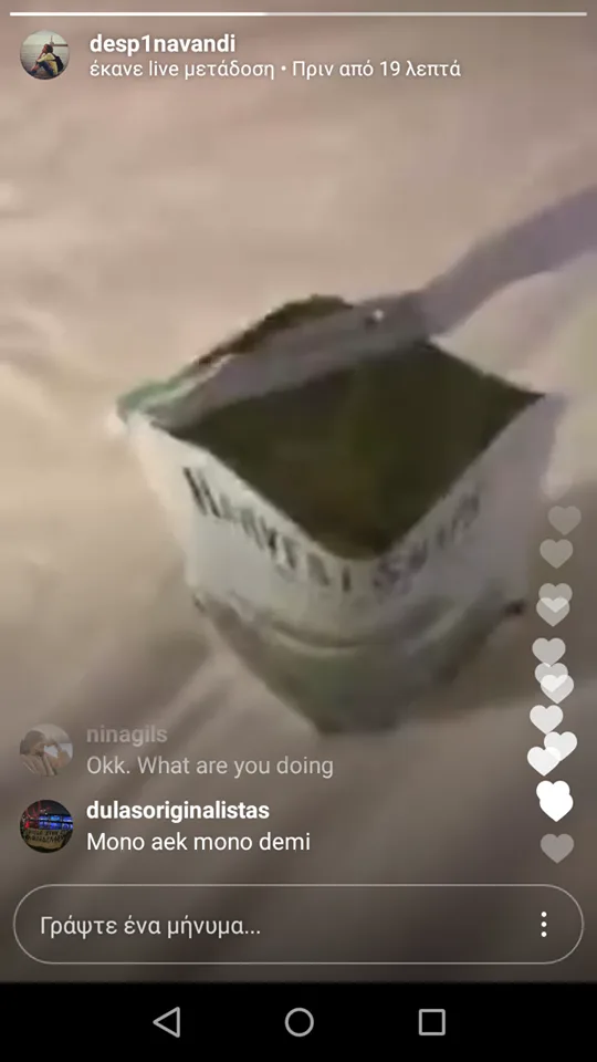 Στιγμιότυπο από Instagram live της Δέσποινας Βανδή που δείχνει μια ανοιχτή συσκευασία σνακ.