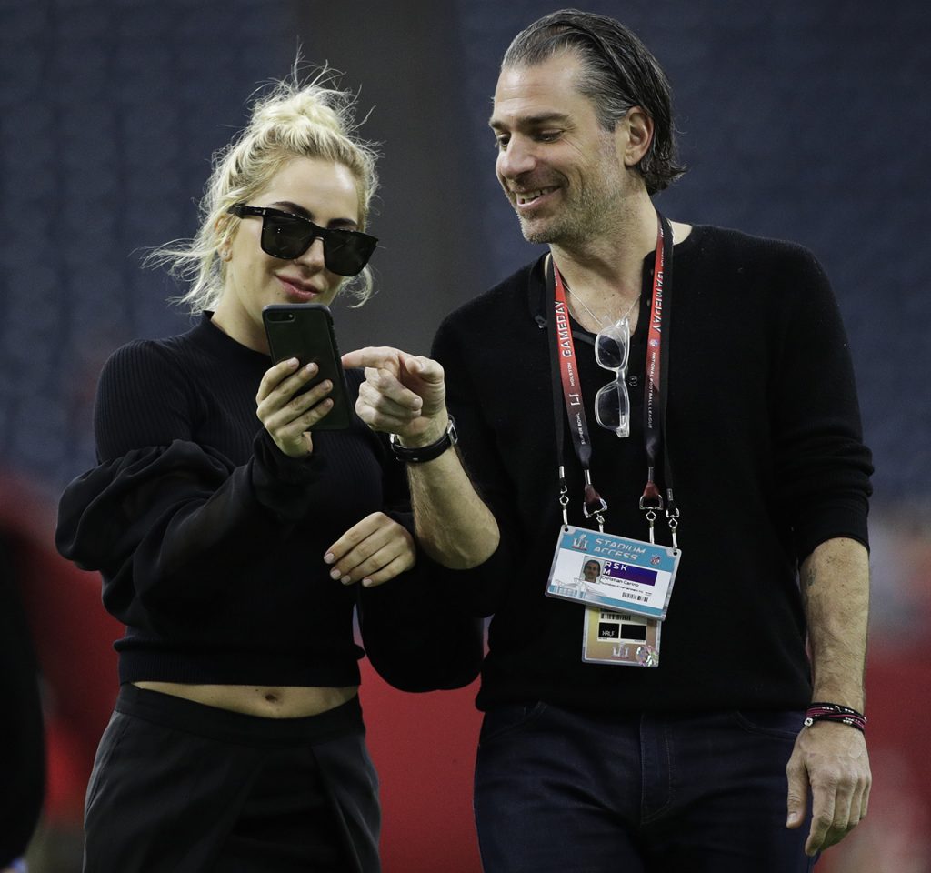 Η Lady Gaga συνομιλεί με τον Christian Carino στο γήπεδο του Super Bowl 51 στο Χιούστον.