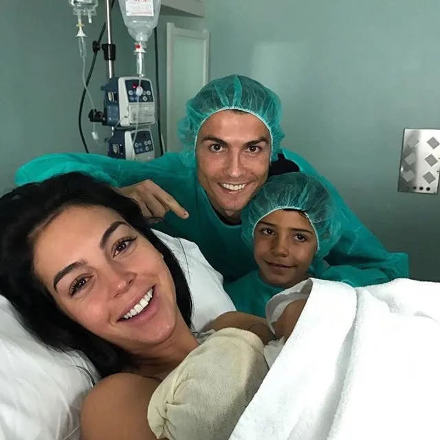 Ο Cristiano Ronaldo με τη σύντροφό του και τον γιο του στο νοσοκομείο μετά τη γέννηση του παιδιού τους.