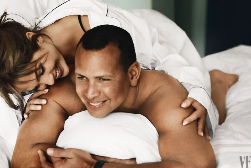 Η Jennifer Lopez και ο Alex Rodriguez σε φωτογράφιση στο κρεβάτι.