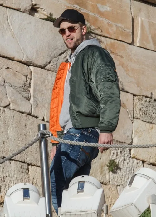 Ο Robert Pattinson με casual ντύσιμο στην Ακρόπολη.