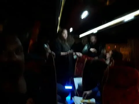 Άτομα μέσα σε λεωφορείο για το παιχνίδι Discovery Bus.