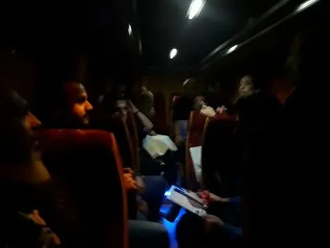 Άνθρωποι μέσα στο Discovery Bus σε σκοτεινό περιβάλλον.