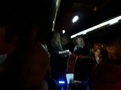 Άνθρωποι μέσα σε λεωφορείο Discovery Bus