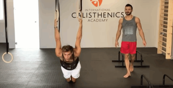 Ο Σπύρος Σαμοΐλης σου’χει Calisthenics – Δες το νέο του βίντεο και μάθε πώς να γυμνάζεσαι