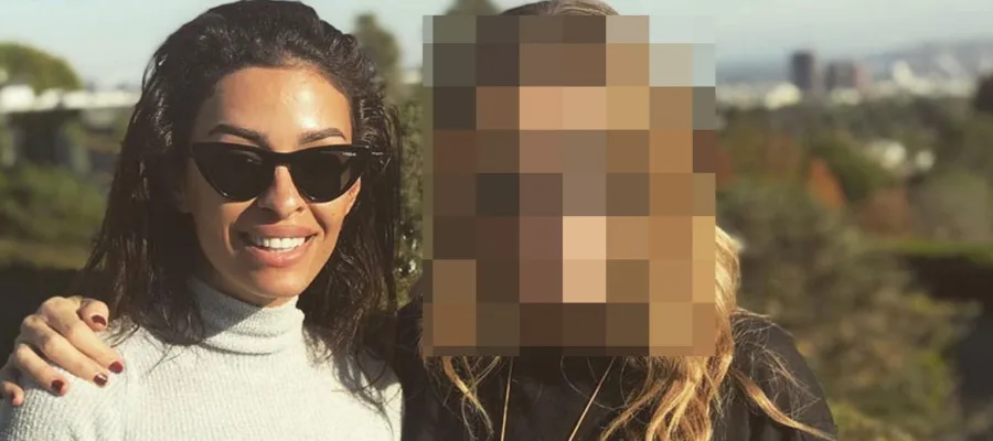 Η Ελένη Φουρέιρα με γυαλιά ηλίου δίπλα σε γυναίκα με θολωμένο πρόσωπο.