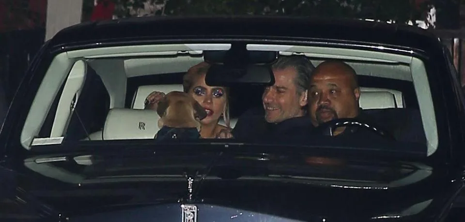Η Lady Gaga μέσα σε αυτοκίνητο με τον Christian Carino και έναν σκύλο.