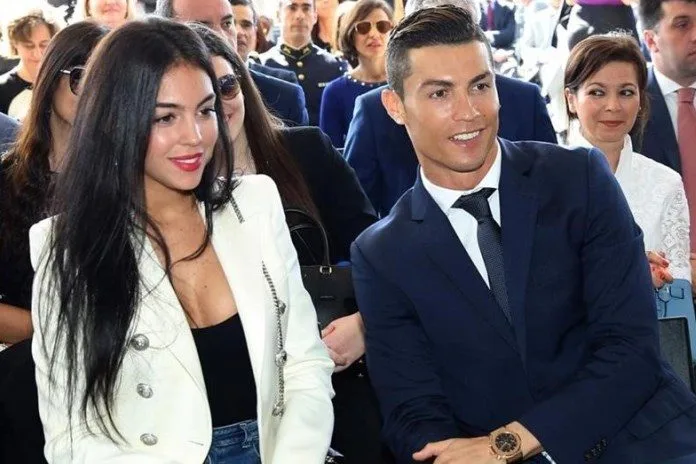 Ο Cristiano Ronaldo με τη σύντροφό του Georgina Rodriguez σε εκδήλωση.