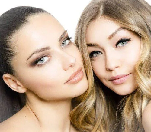 Η Gigi Hadid με άλλη γυναίκα σε κοντινό πλάνο προσώπου.