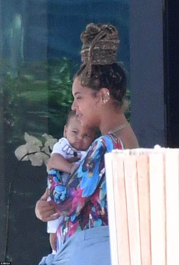 Η Beyoncé κρατάει στην αγκαλιά της ένα από τα δίδυμα μωρά της.
