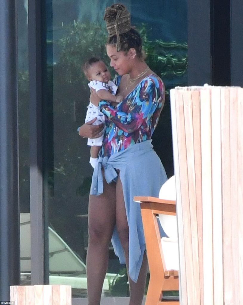 Η Beyoncé κρατάει στην αγκαλιά της ένα από τα δίδυμα μωρά της σε εξωτερικό χώρο.