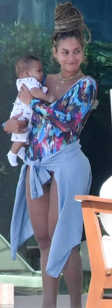 Η Beyoncé κρατάει στην αγκαλιά της ένα από τα δίδυμα μωρά της στο Μαϊάμι.