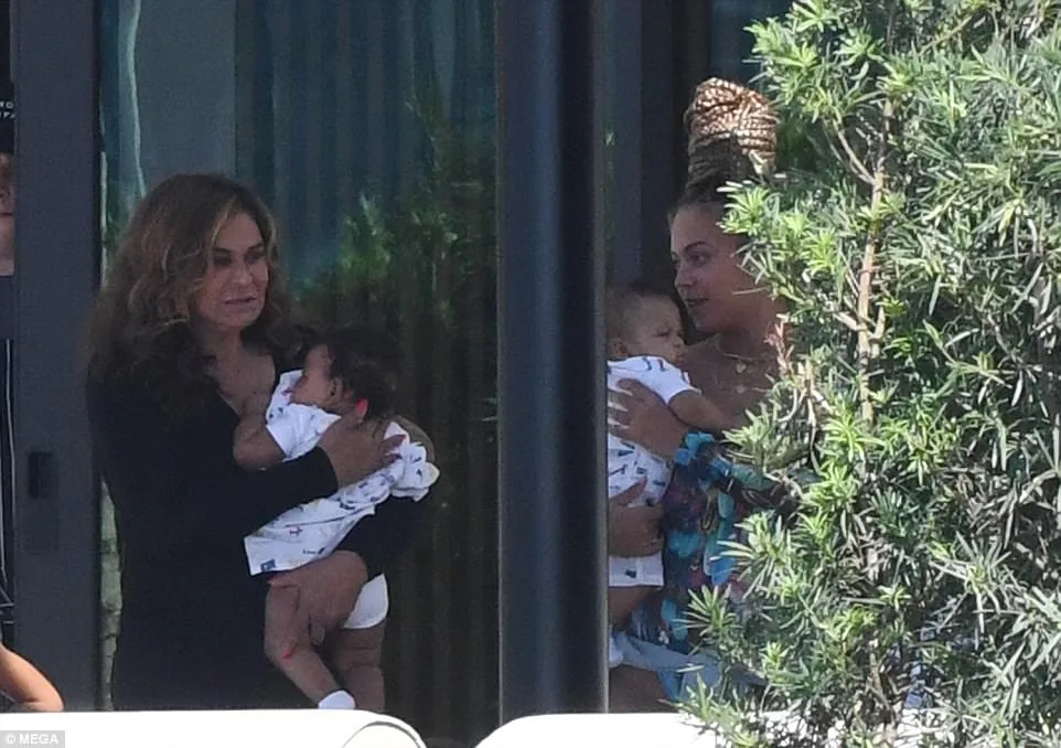 Η Beyoncé και η Tina Knowles κρατούν στην αγκαλιά τους τα δίδυμα Rumi και Sir Carter.