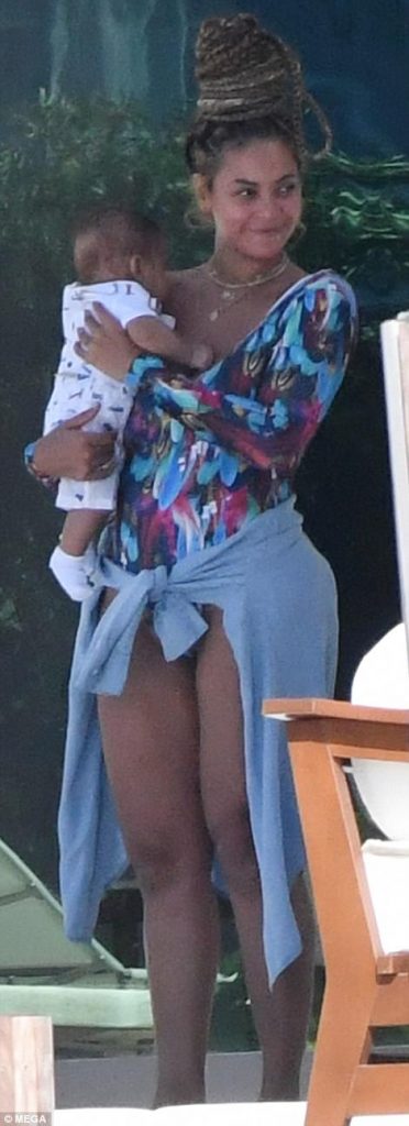 Η Beyoncé κρατάει στην αγκαλιά της ένα από τα δίδυμα μωρά της στο Μαϊάμι.