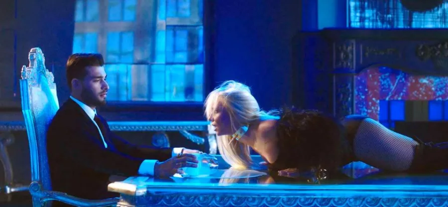 Η Britney Spears και ο Sam Asghari σε σκηνή από το video clip Slumber Party.