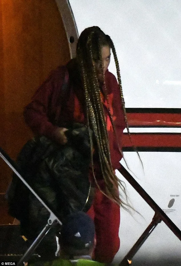 Η Beyoncé με πολύ μακριές ξανθές πλεξούδες και κόκκινη αθλητική φόρμα.