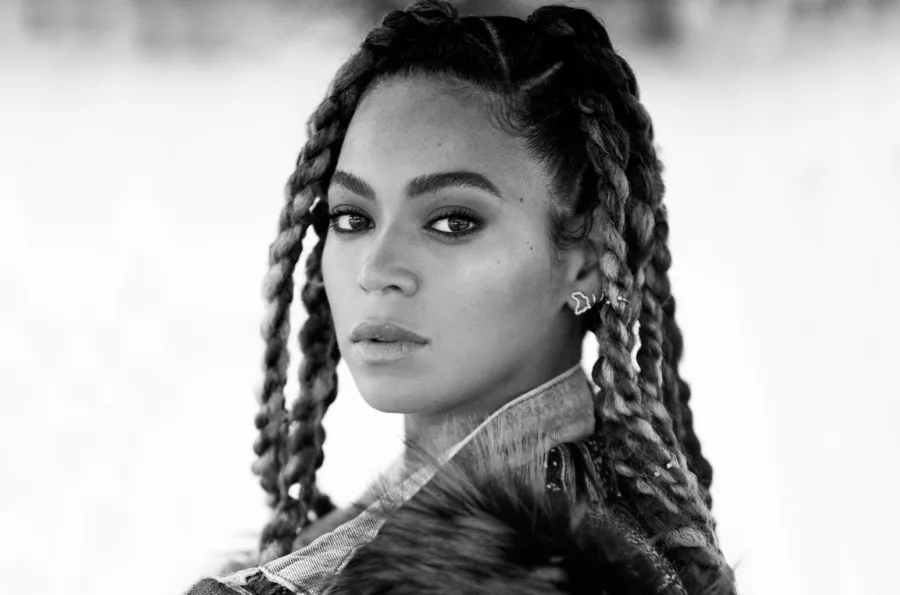 Ασπρόμαυρο κοντινό πορτρέτο της Beyoncé με πλεξούδες.