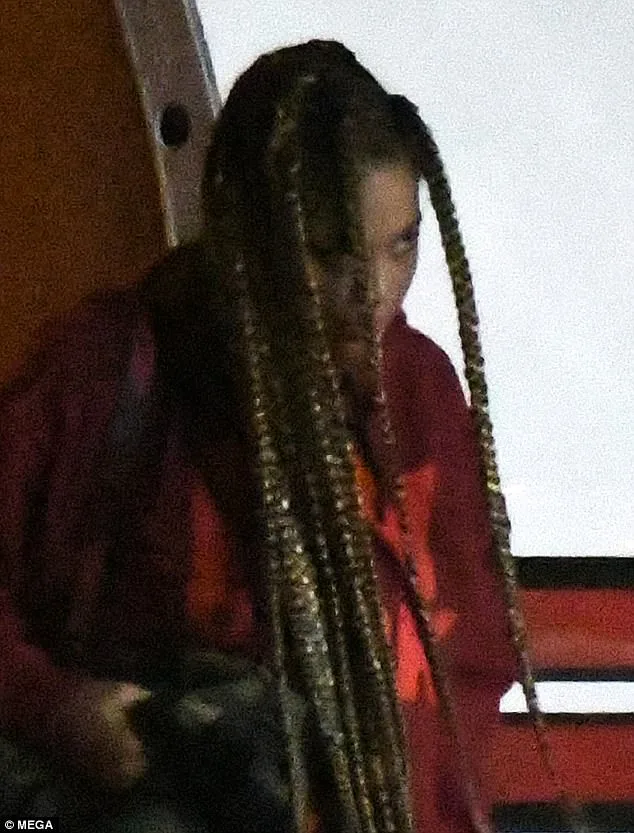 Η Beyoncé με μακριά ξανθά braids και κόκκινο φούτερ.