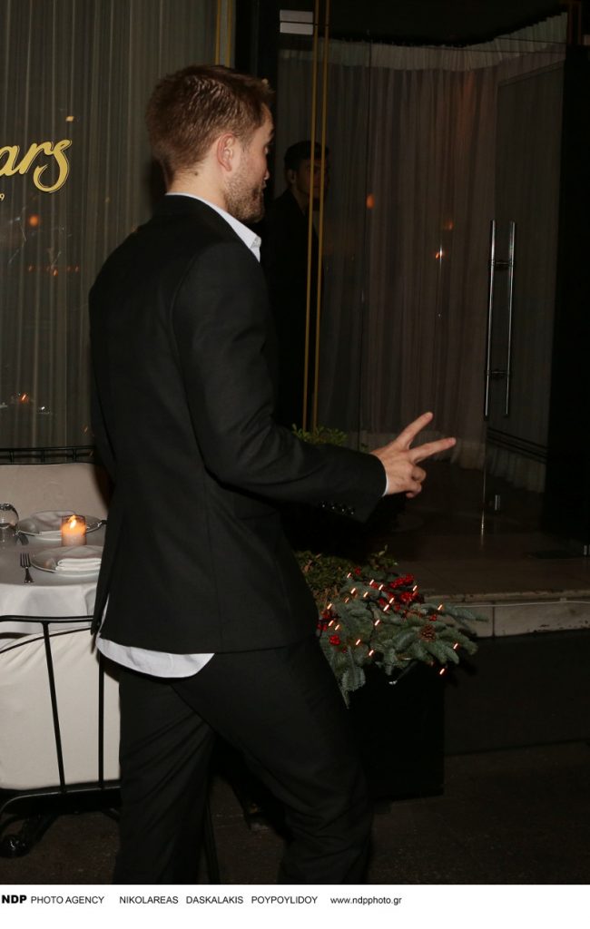 Ο Robert Pattinson με μαύρο κοστούμι σε εσωτερικό χώρο.