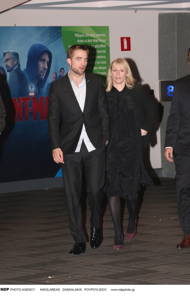 Ο Robert Pattinson με μια γυναίκα σε πρεμιέρα ταινίας.