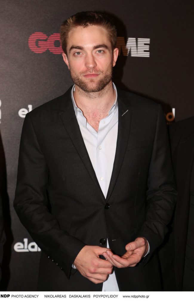 Ο Robert Pattinson με μαύρο κοστούμι και λευκό πουκάμισο στην πρεμιέρα της ταινίας Good Time.