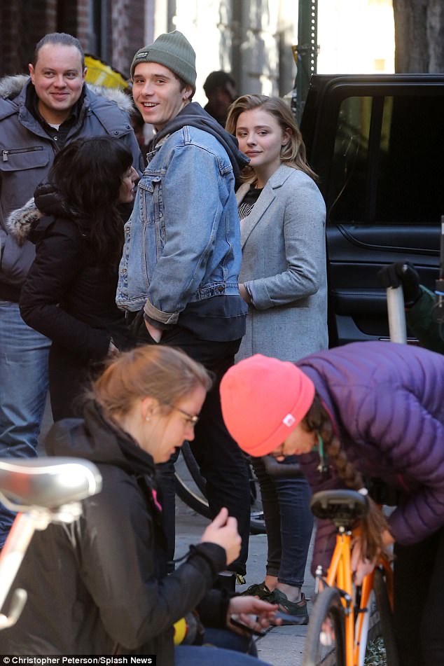 Ο Brooklyn Beckham και η Chloë Grace Moretz σε εξωτερικό χώρο.