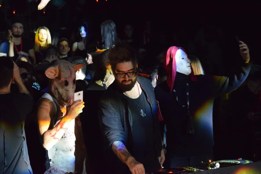 Ο Vangelis Kostoxenakis στα decks κατά τη διάρκεια του Halloween party της μπύρας BUD.
