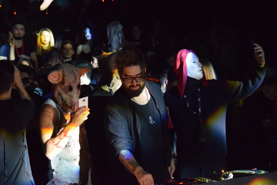 Ο Vangelis Kostoxenakis στα decks κατά τη διάρκεια του Halloween party της μπύρας BUD.