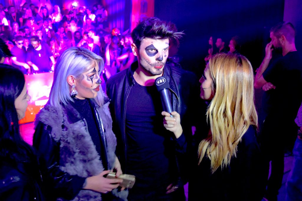 Άντρας και γυναίκες με μακιγιάζ Halloween σε εκδήλωση του Mad.