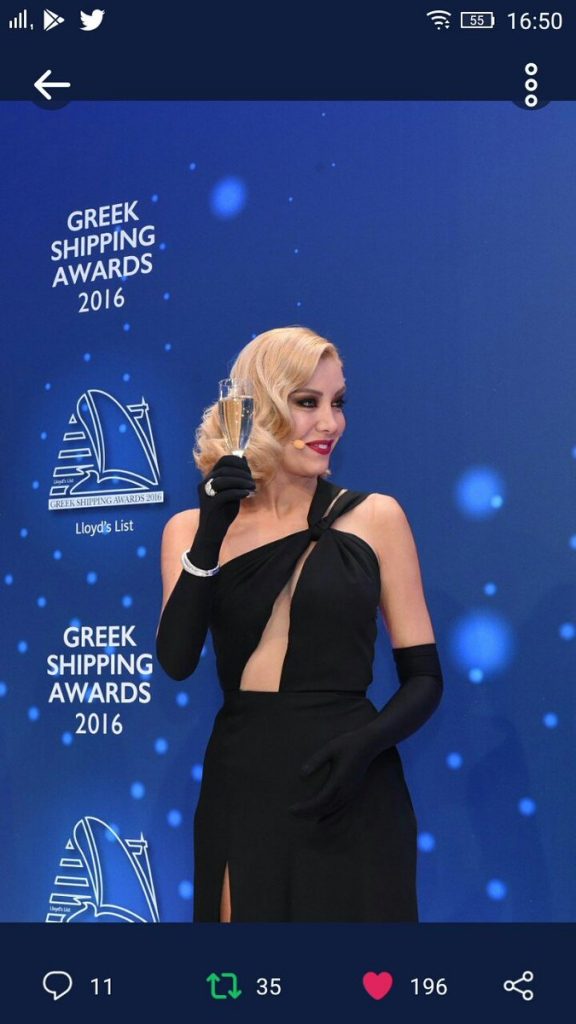 Η Ραμόνα Βλαντή με μαύρο φόρεμα και γάντια στα Greek Shipping Awards 2016.