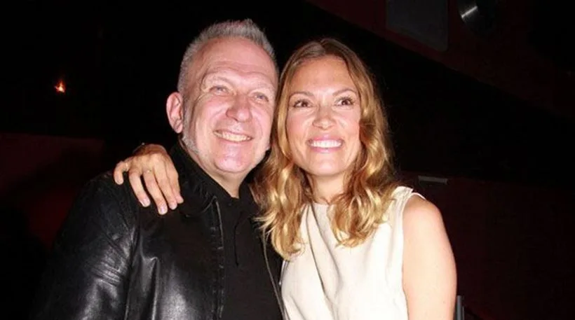 Ο Jean Paul Gaultier και η Βίκυ Καγιά χαμογελούν αγκαλιασμένοι.