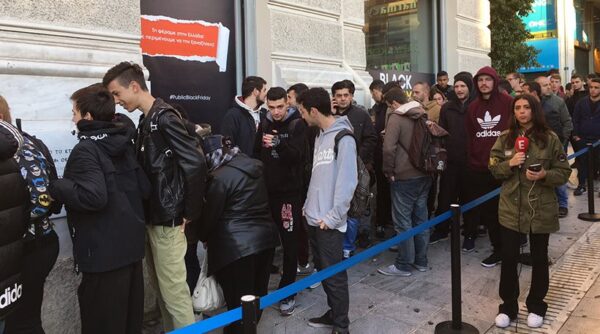Black Friday: Ουρές από τις 5 τα ξημερώματα στα καταστήματα! (Photos & Videos)