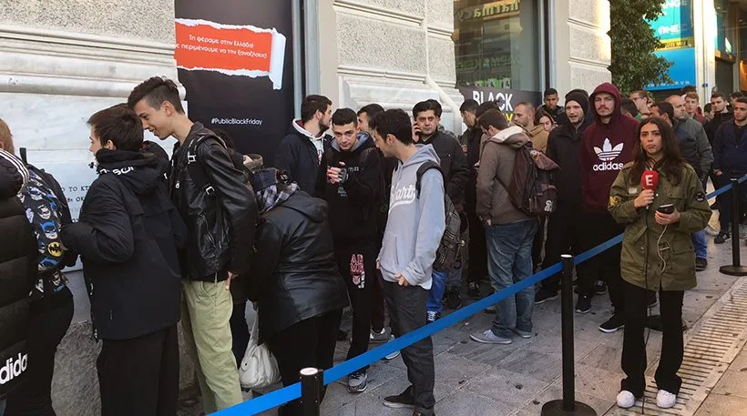 Ουρά καταναλωτών έξω από κατάστημα Public για την Black Friday.