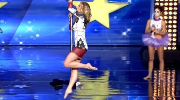 Η Ντορέττα Παπαδημητρίου κάνει pole dancing στη σκηνή του «Ελλάδα Έχεις Ταλέντο»
