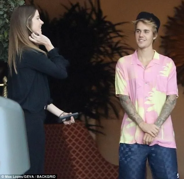Justin Bieber φλέρταρε με άγνωστη κοπέλα