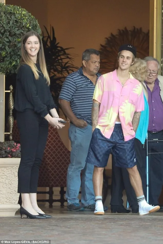 Justin Bieber φλέρταρε με άγνωστη κοπέλα